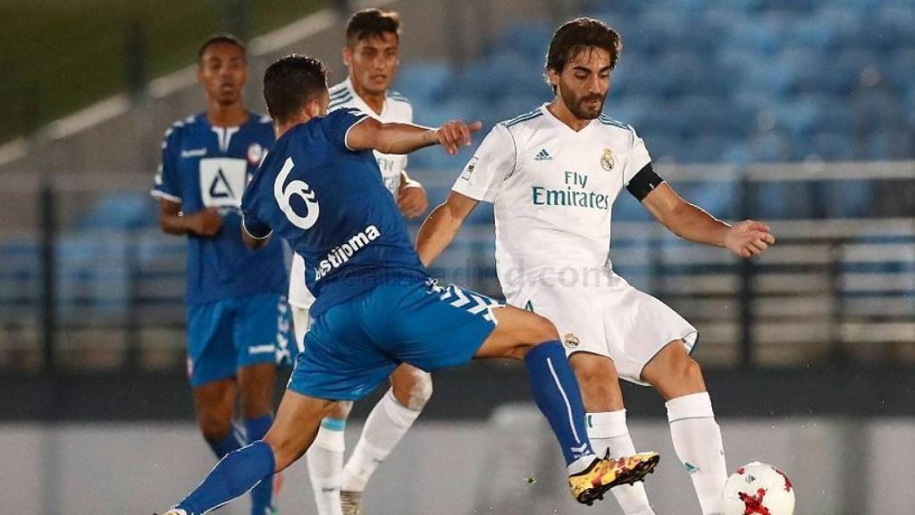 José León peleando por el balón