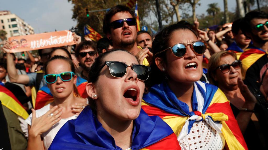 Los independentistas celebrando la declaración de independencia en la calle.