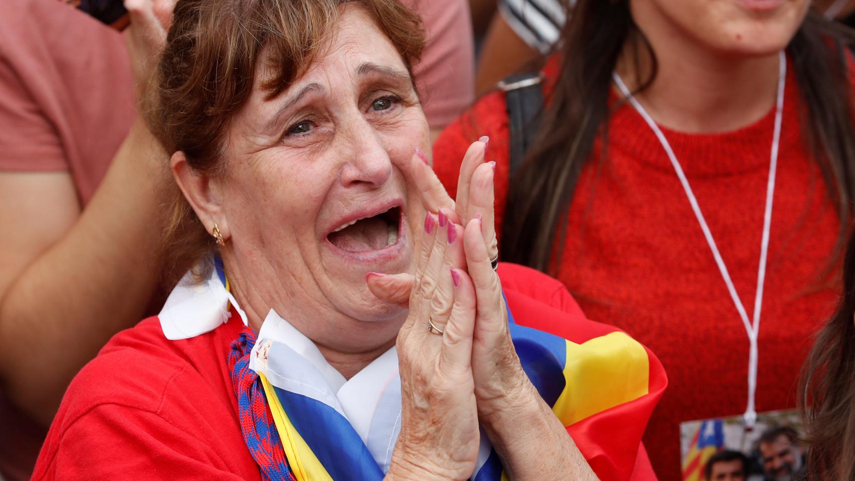 Cava y petardos: así celebran los independentistas la proclamación de la república catalana