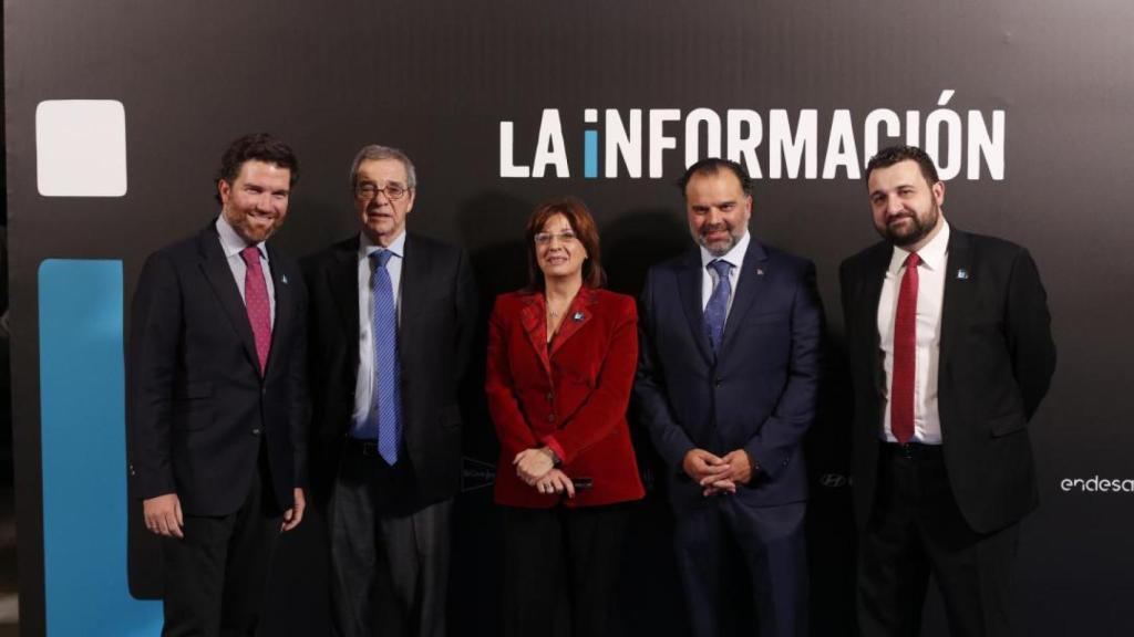 Iñigo de Yarza (Henneo), César Alierta (expresidente de Telefónica), Marisa Navas (presidenta de La Información), Fernando de Yarza (Henneo), Daniel Toledo (director de La Información).