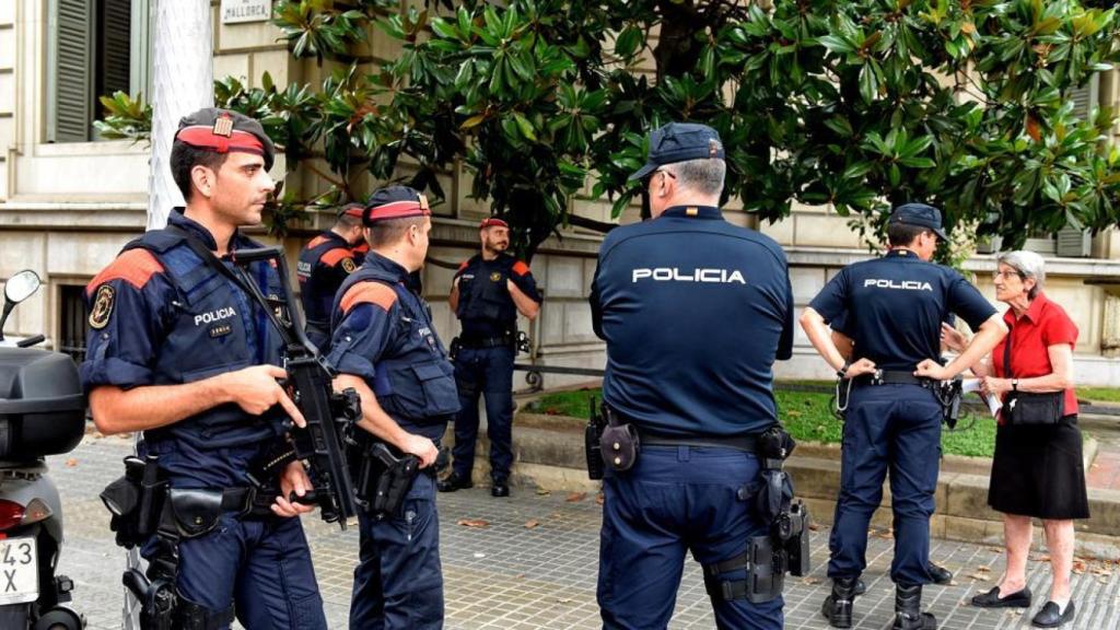 Agentes de los Mossos d'Esquadra y de la Policía Nacional en Cataluña