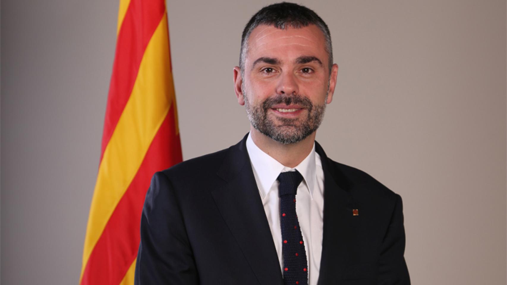 Santi Vila pocas veces aparece junto a una estelada.