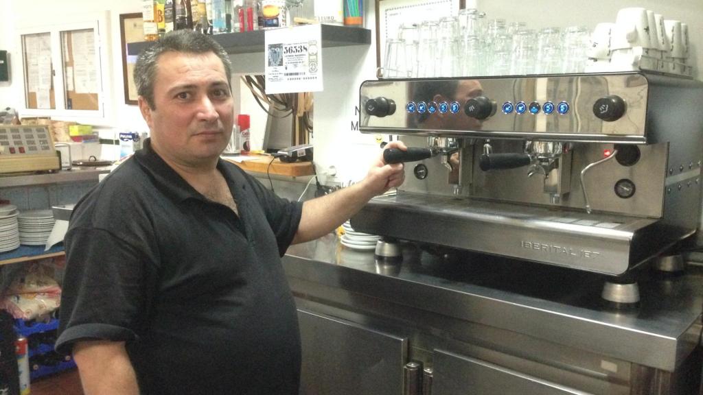 Cuenta este camarero bajo y robusto que el suyo fue un divorcio traumático por el régimen de visitas del niño.