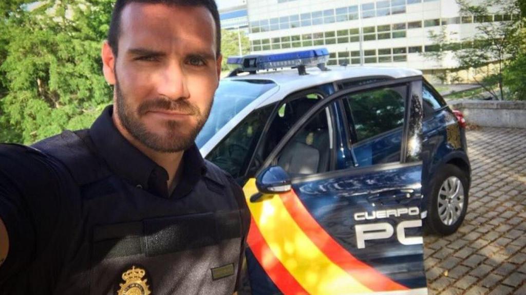 Saúl Craviotto posa con el coche de la Policía.