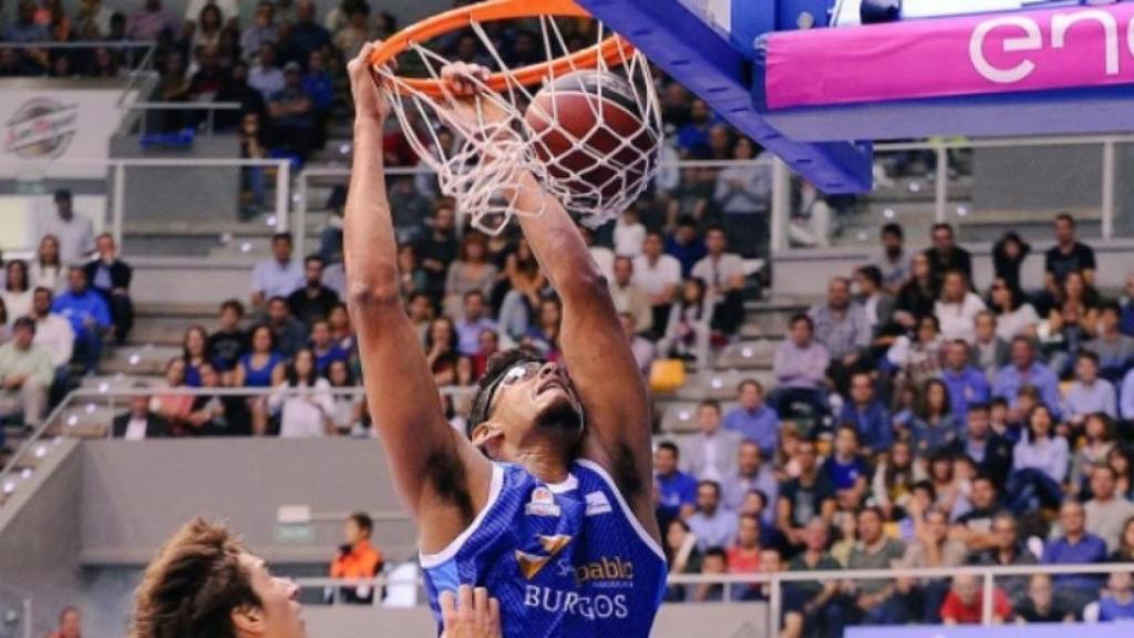Sebas Sáiz realizando un mate. Foto: Twitter (@sanpabloburgos).