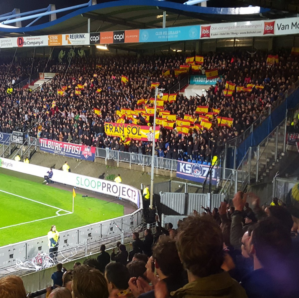 El emotivo homenaje de la grada del Willem II a Fran Sol