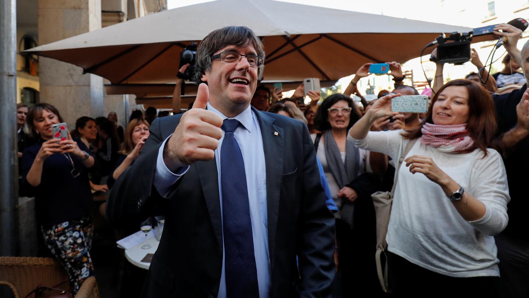 Puigdemont, vitoreado en Gerona al día siguiente de proclamar la independencia, y la víspera de su huida de España.