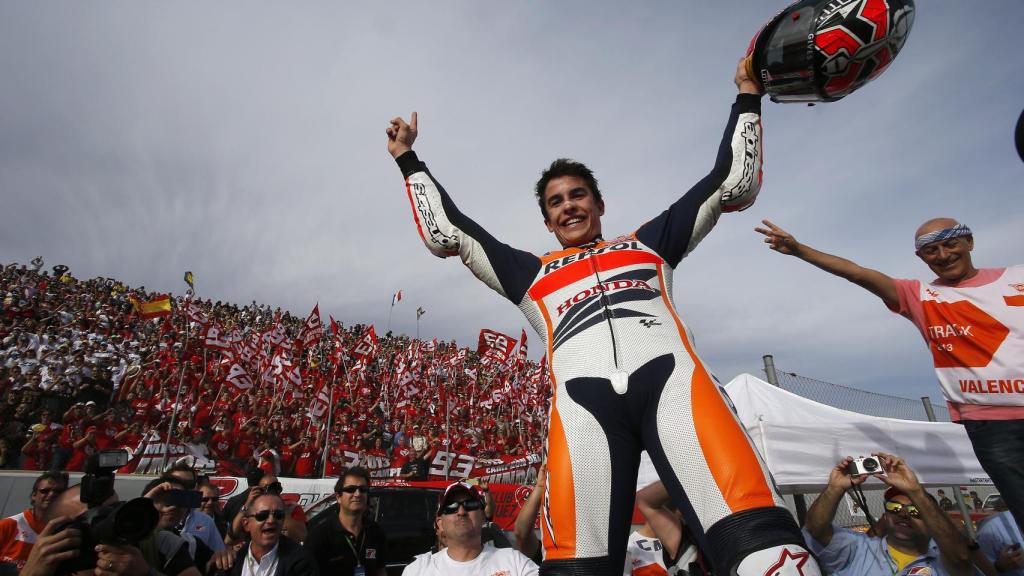 Márquez, celebrando su título de MotoGP en 2013 en Valencia.