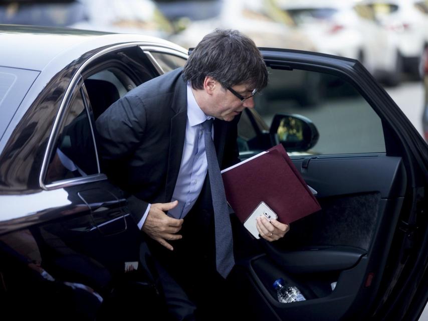 Puigdemont sale de su coche oficial.