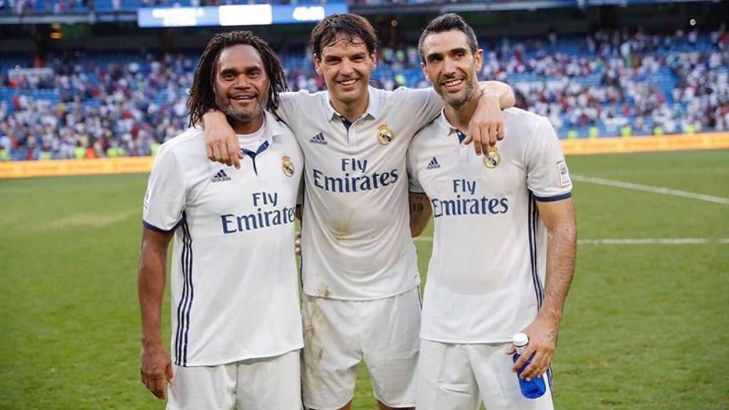 Fernando Sanz con Karembeu y Morientes. Foto: Twitter (@fernandosanzd19)