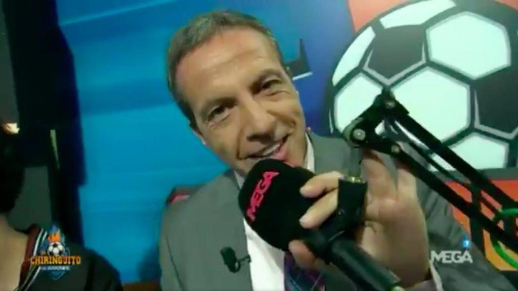 Cristóbal Soria canta su último tema. Foto Twitter (@elchiringuitotv)