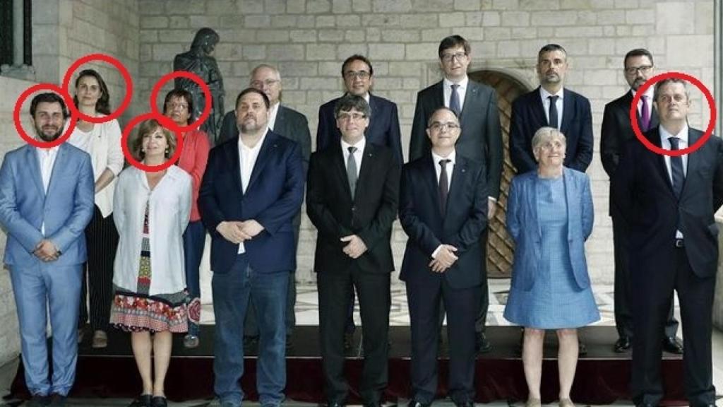 Forn, Borràs, Serret, Bassa y Comín, los cinco consejeros que han viajado a Bruselas con Carles Puigdemont.