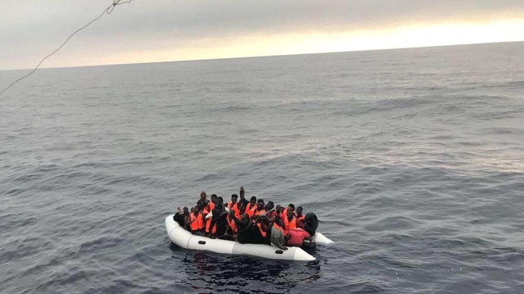 Una patera en el Estrecho.