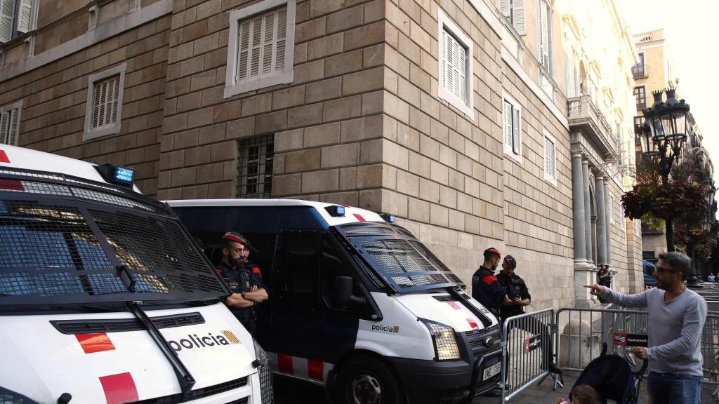 Mossos d'Esquadra en la plaza del Palau de la Generalitat