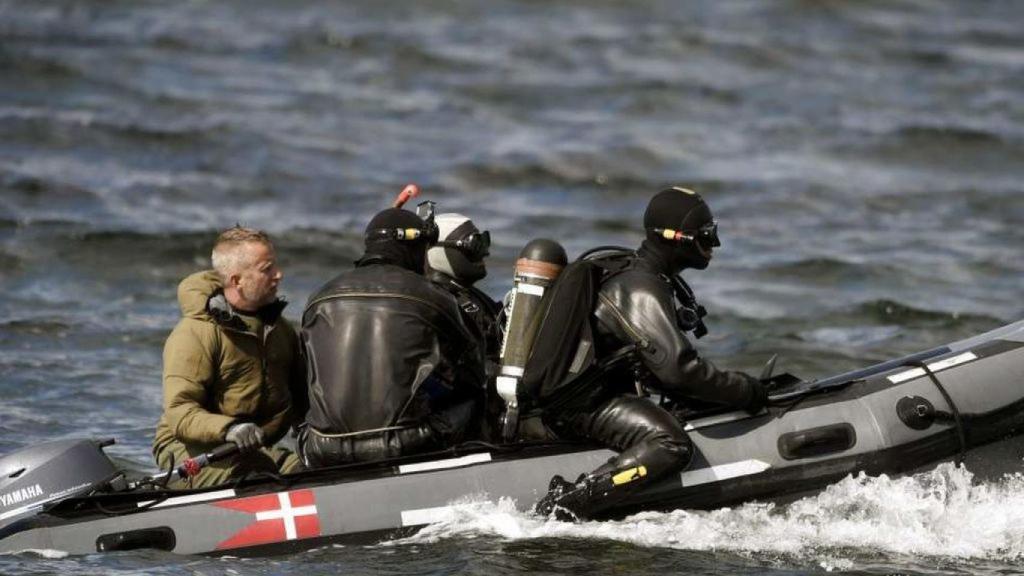 Buzos de rescate en busca de la periodista Kim Wall.