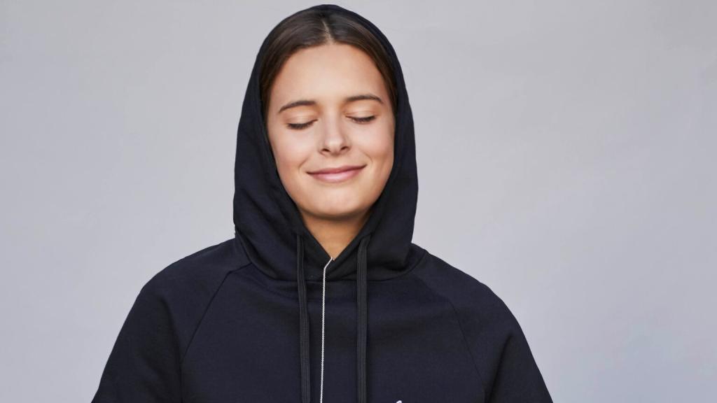 Dora sonriendo como lo hacía su madre.