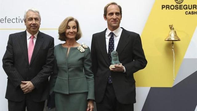 Helena Revoredo junto a su hijo Christian Gut, a la derecha, en la salida a bolsa de Prosegur Cash.