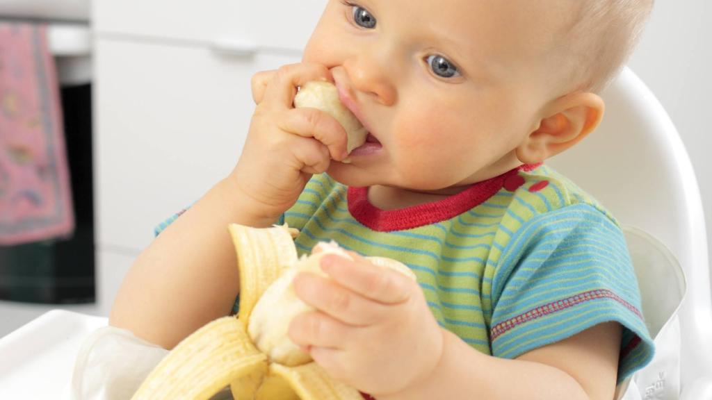 Un pequeño devorador de plátanos.