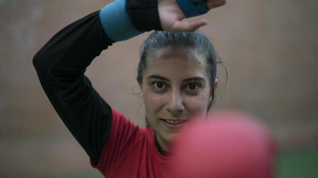 Rocío Sánchez intenta golpear / Silvia Pérez