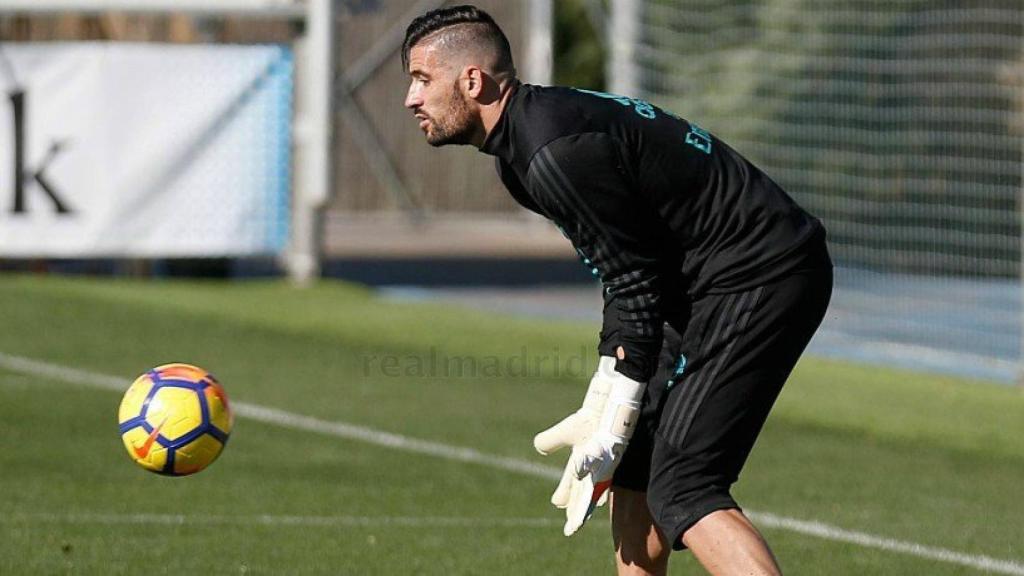 Kiko Casilla atrapando un balón