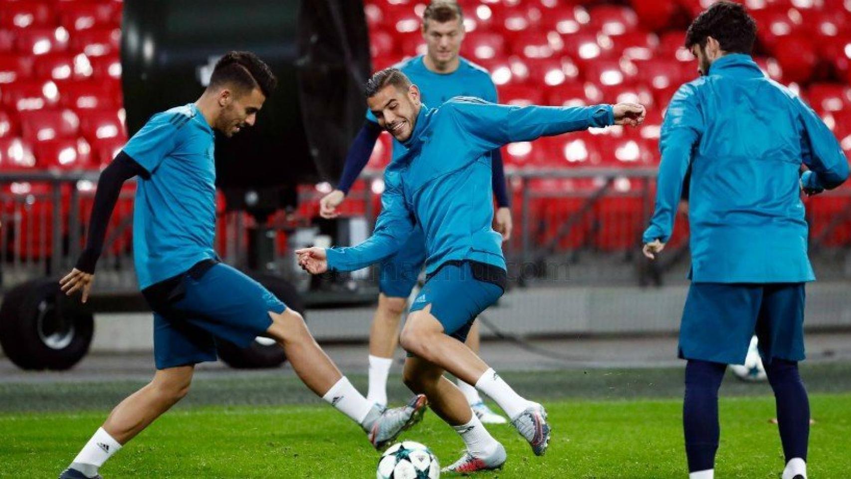 Ceballos y Theo se disputan un balón