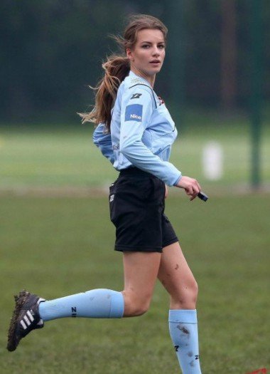 Karolina Bojar, la árbitro más sexy del mundo, causa sensación en Instagram