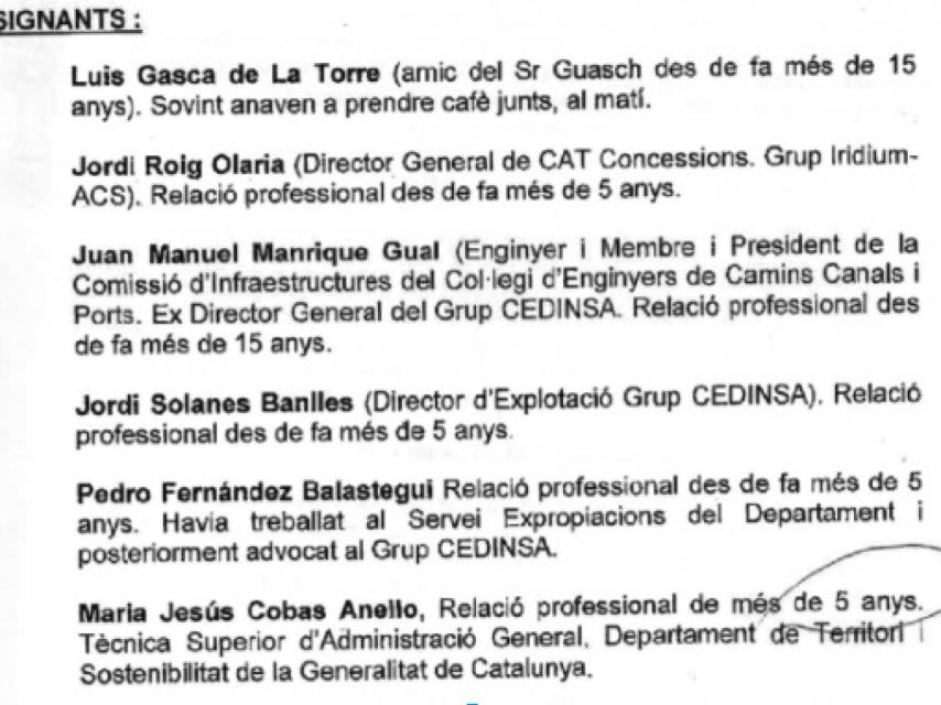 Según se recoge en el escrito judicial, seis altos cargos y amigos suyos (5 hombres y una mujer) firmaron un documento en defensa del subdirector y en contra de Minerva para señalarla como mala influencia para su hija.