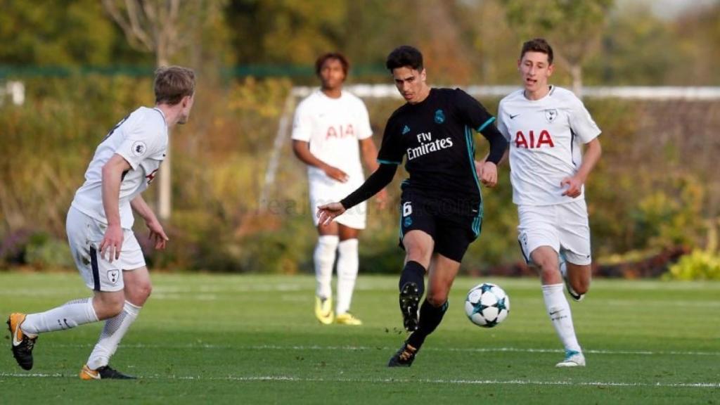 Martín disputa un balón con el Juvenil A.