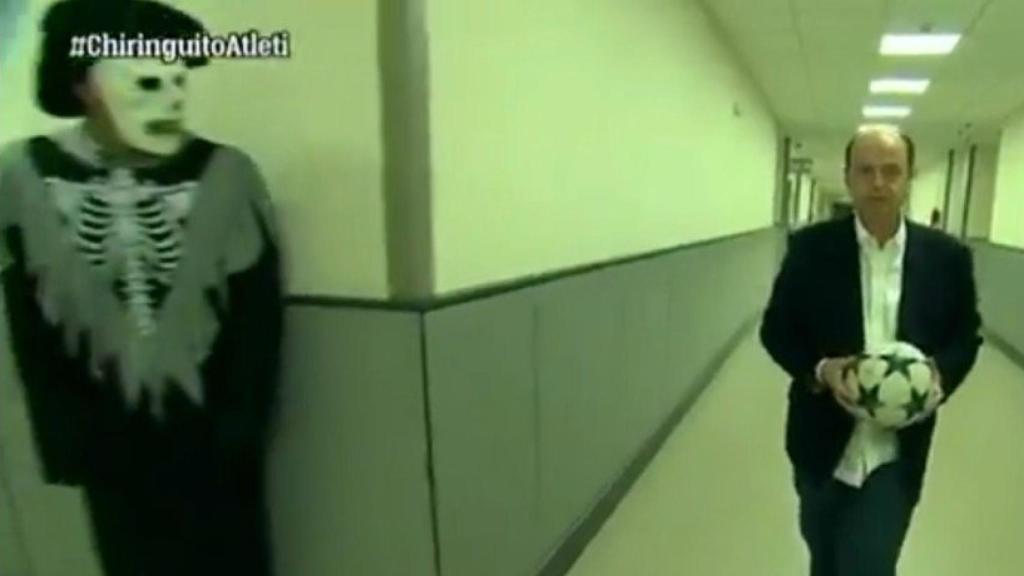 Juanma Rodríguez se lleva un susto por Halloween. Foto: Twitter (@elchiringuitotv)