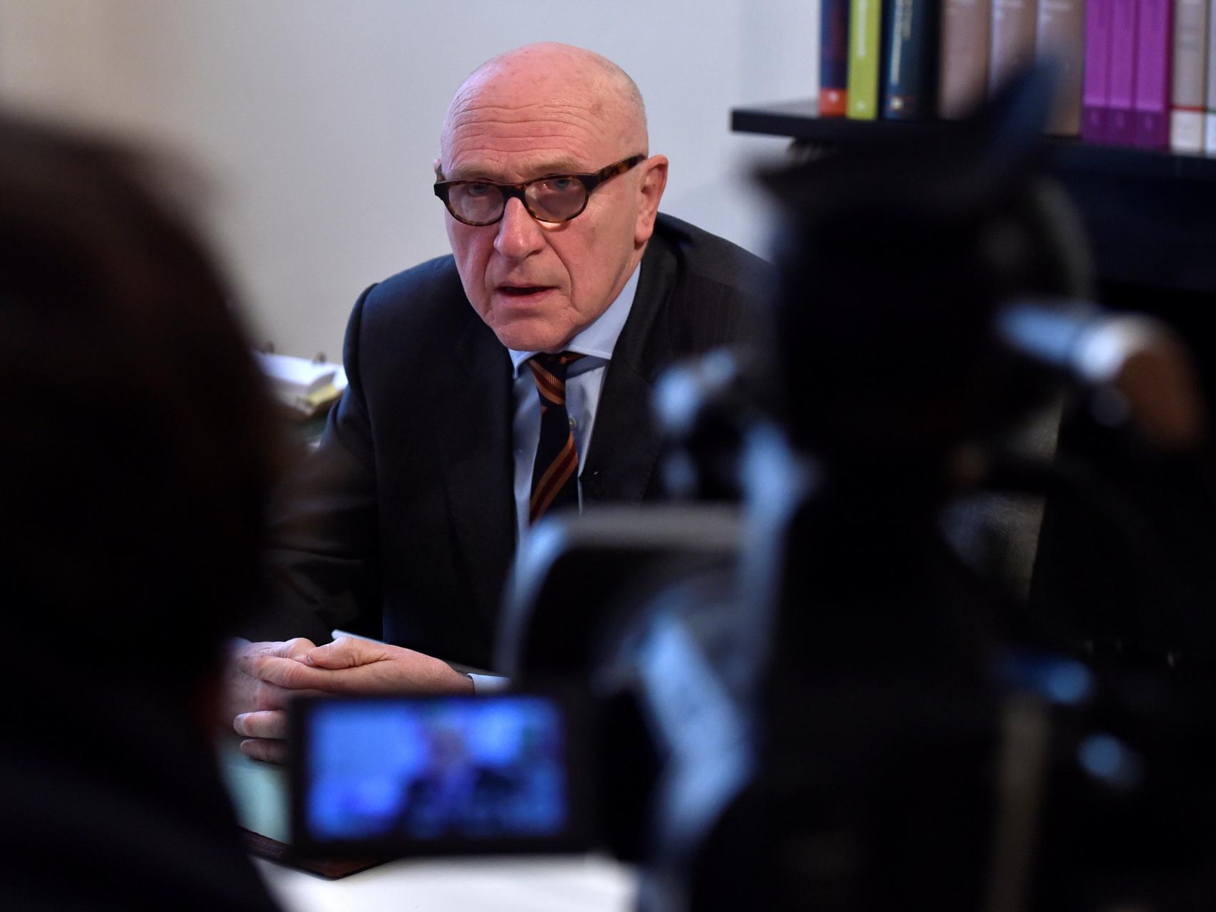 El abogado de Puigdemont, Paul Bekaert, habla con la prensa