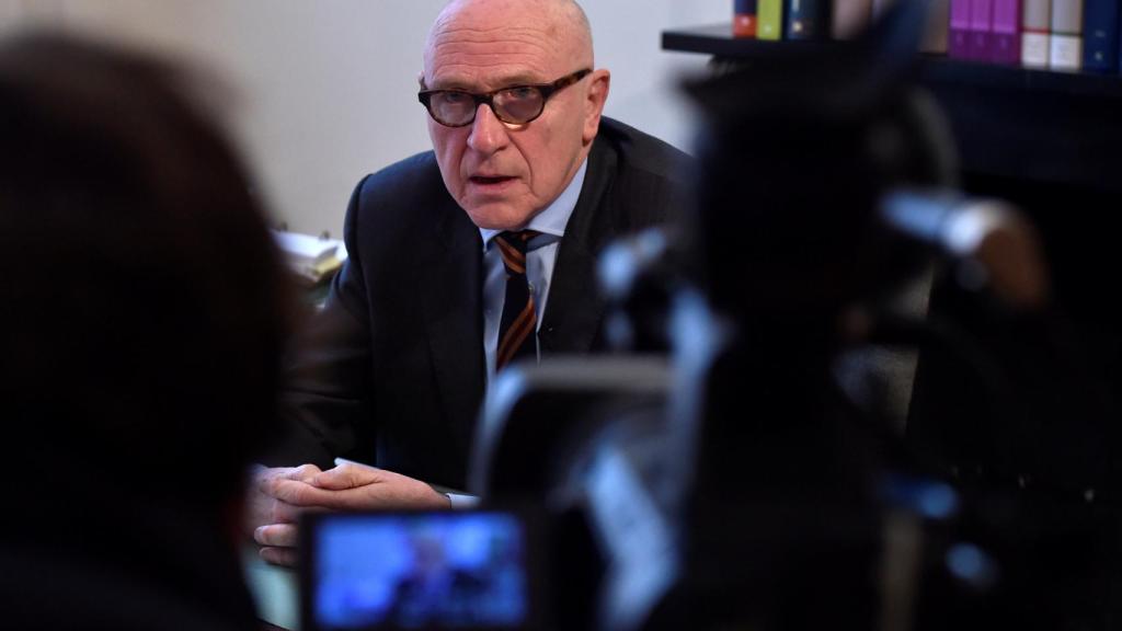 El abogado de Puigdemont, Paul Bekaert, habla con la prensa