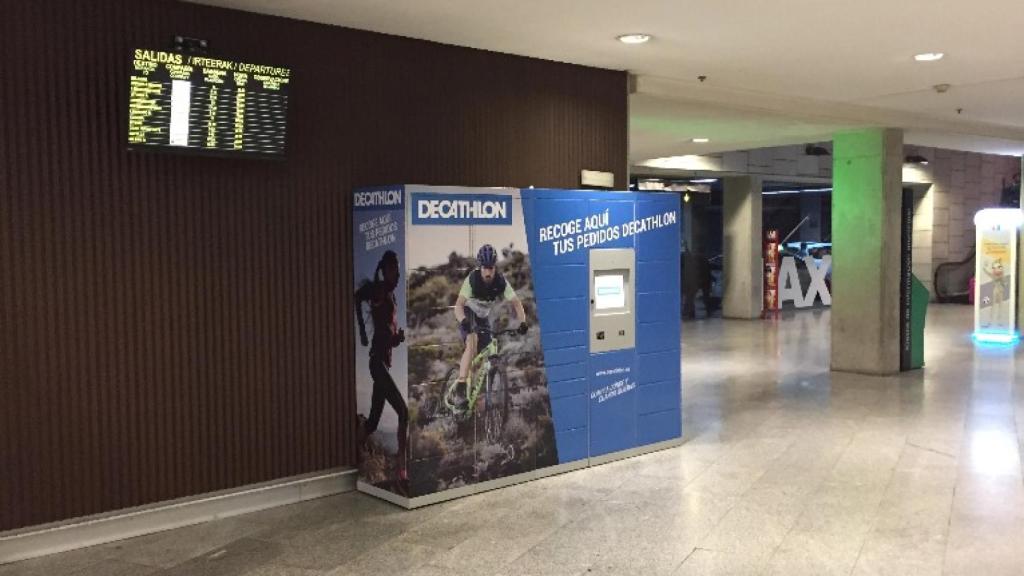 La taquilla de Decathlon instalada en la estación de autobuses de Pamplona.