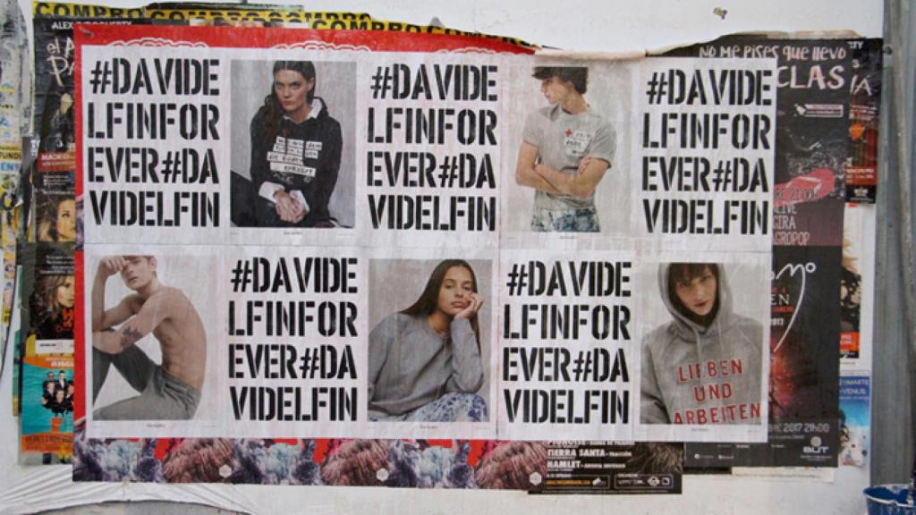 Carteles en la calle de la última colección de David Delfín.