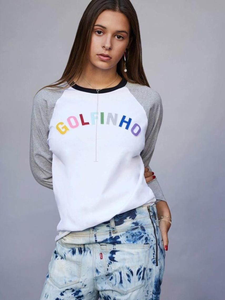 Dora Postigo con una de las prendas de la última colección de David Delfín.