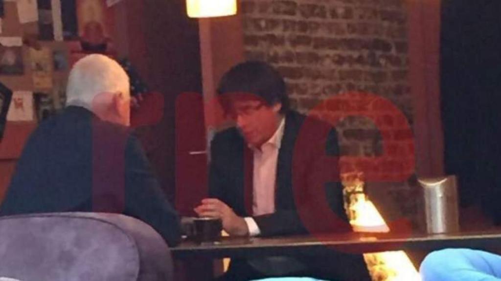 Puigdemont, en una cafetería de Bruselas, a la hora en la que debería de haberse presentado en la Audiencia.