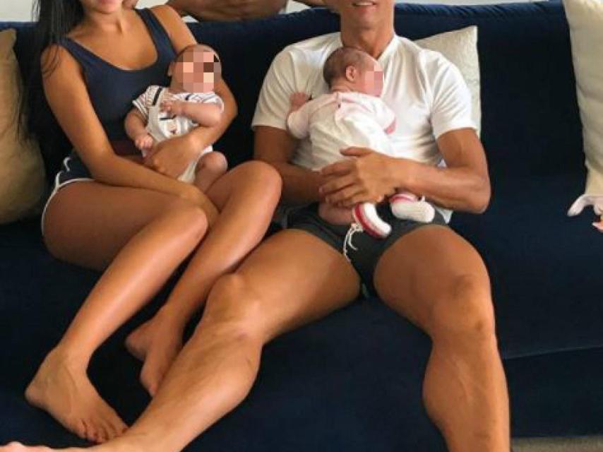 La familia Aveiro Rodríguez poco antes de recibir a Alana Martina.