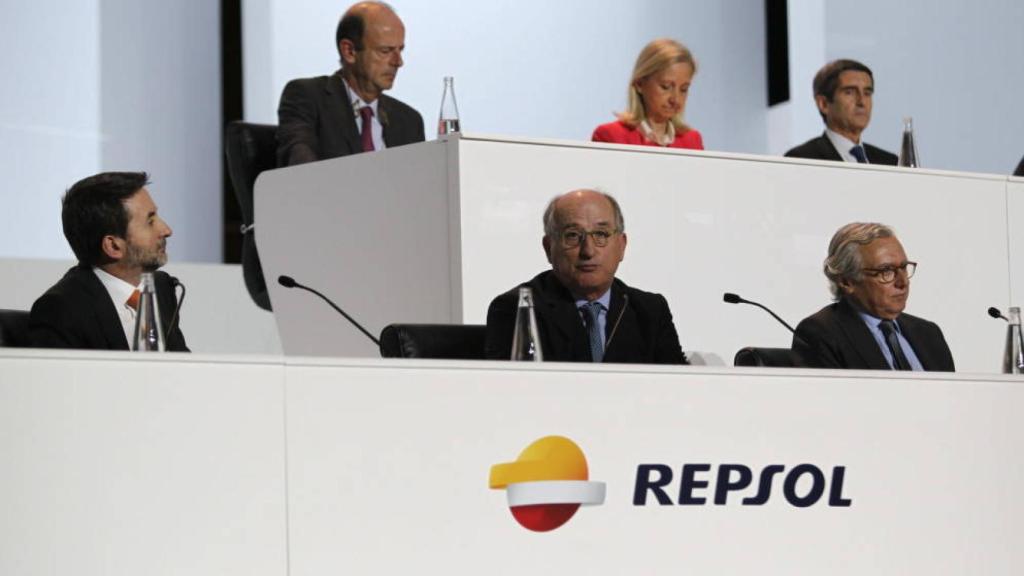 Abajo, a la izquierda, Josu Jon Imaze y, a su lado, Antonio Brufau, en la última junta de Repsol.