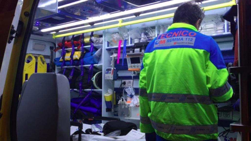 Efectivos de emergencias, en la zona del crimen. No pudieron hacer nada por la vida de la joven.