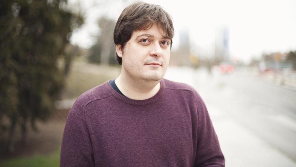 Manuel Bartual pasará al mundo de la novela.