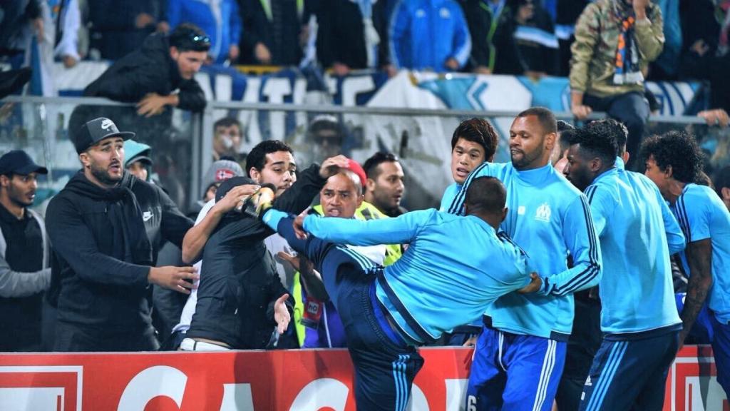 Evra, en el momento de agredir a los ultras del OM.