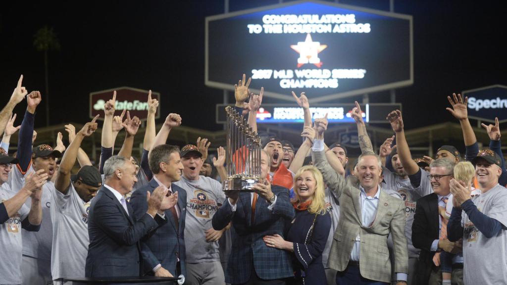 Momento de la entrega a los Astros de Houston.