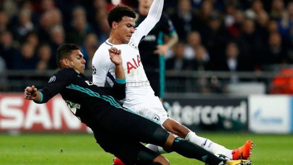 Casemiro y Dele Alli luchan por el balón