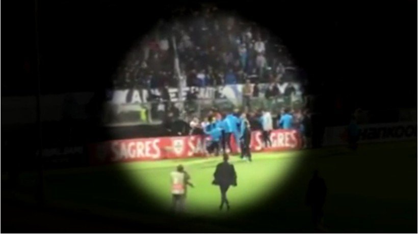 Evra repite la histórica patada de Cantona, pero a un aficionado de su equipo