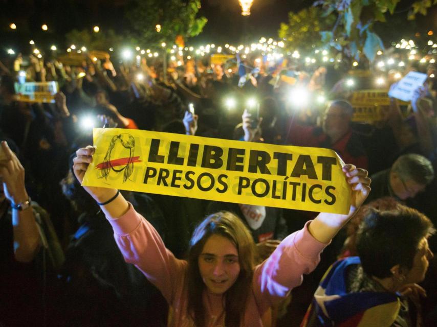 Concentración de apoyo a los exmiembros del 'Govern' encarcelados, este jueves  junto al 'Parlament'. / EFE