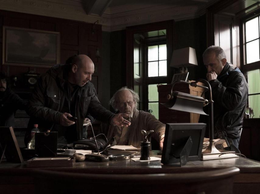 Jaume Balagueró (izq.), dando instrucciones a Christopher Lloyd durante el rodaje de  Musa.
