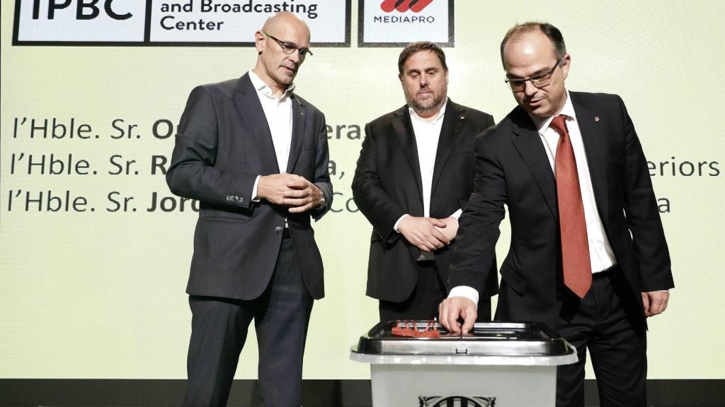 Romeva, Junqueras y Turull presentan las urnas del 1-O.