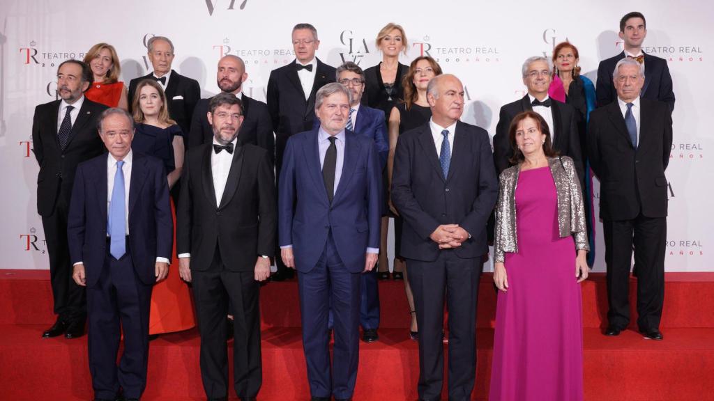 Miembros del Patronato del Teatro Real, con su presidente, Gregorio Marañón, y el ministro de Cultura.