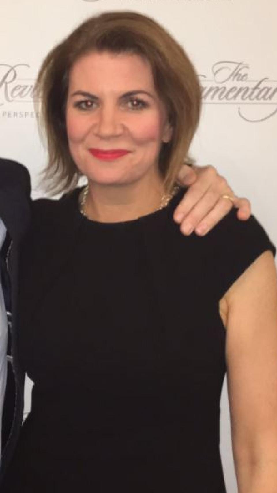 Julia Hartley-Brewer posando.