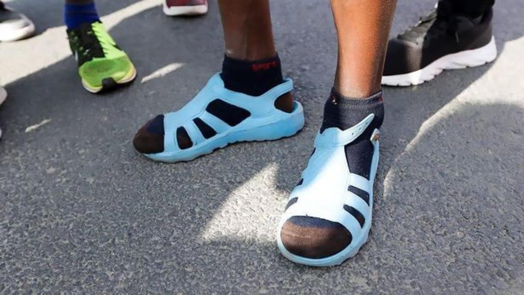 Así corre el etíope Alelgn los maratones.