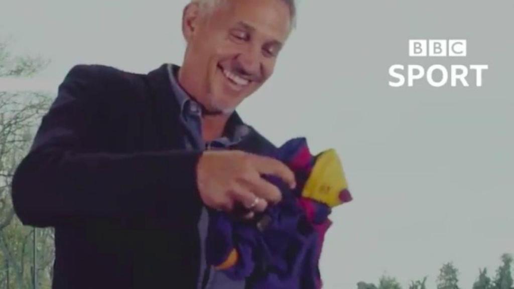 Gary Lineker recibe un regalo de Fàbregas